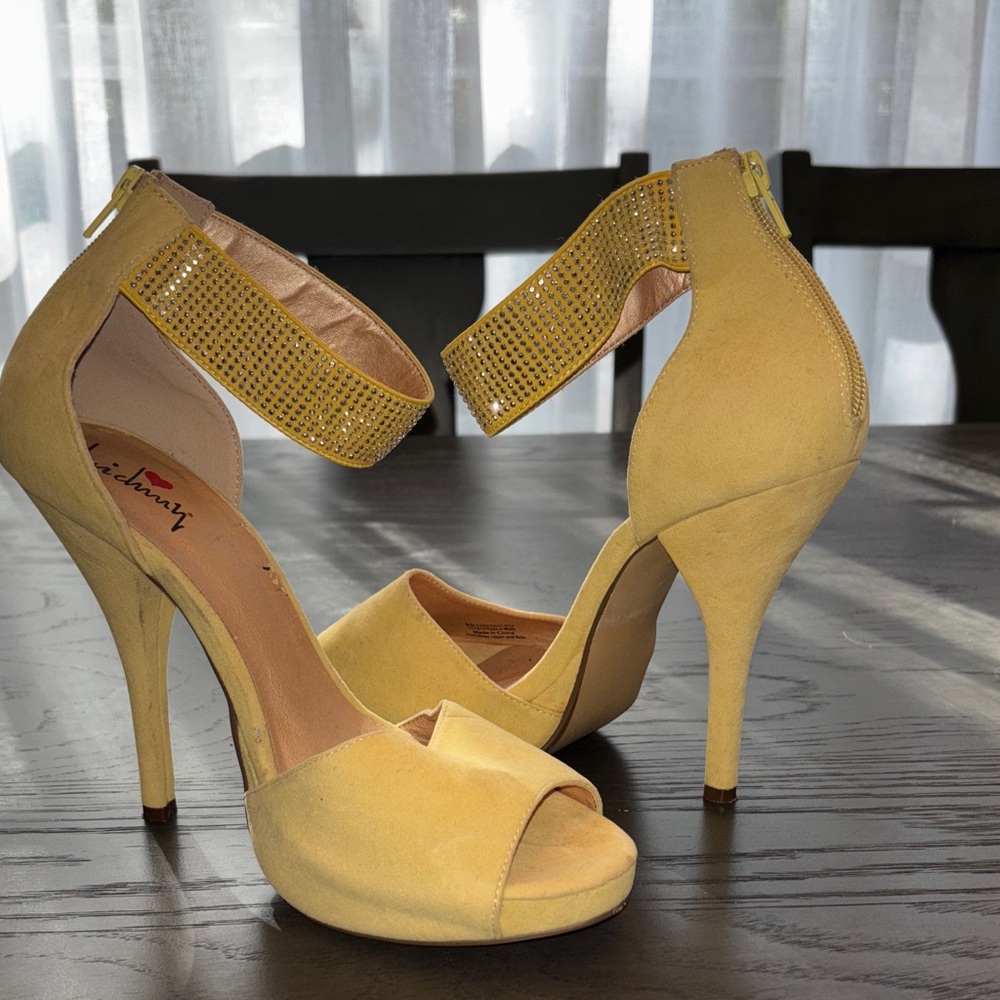 Luichiny Yellow Ankle Strap Peep-Toe Heels